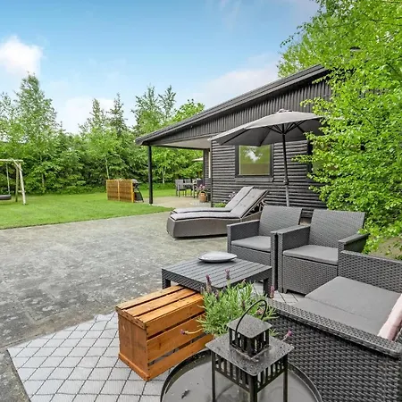 Pet Friendly In With Kitchen Hals