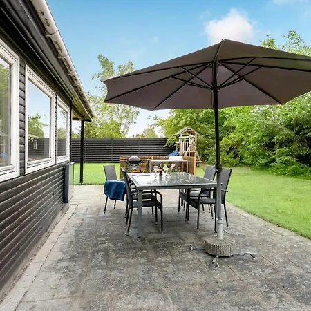 Pet Friendly In With Kitchen