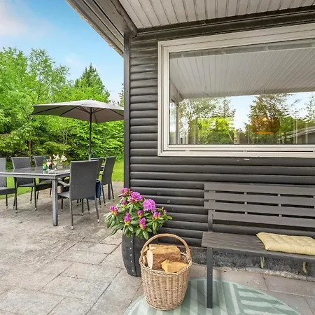 Pet Friendly In With Kitchen Hals