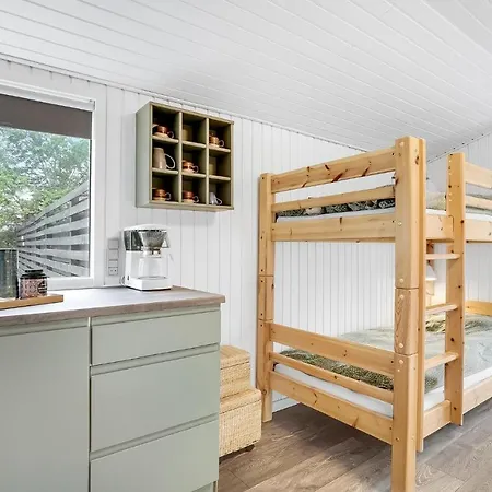 Pet Friendly In With Kitchen Hals